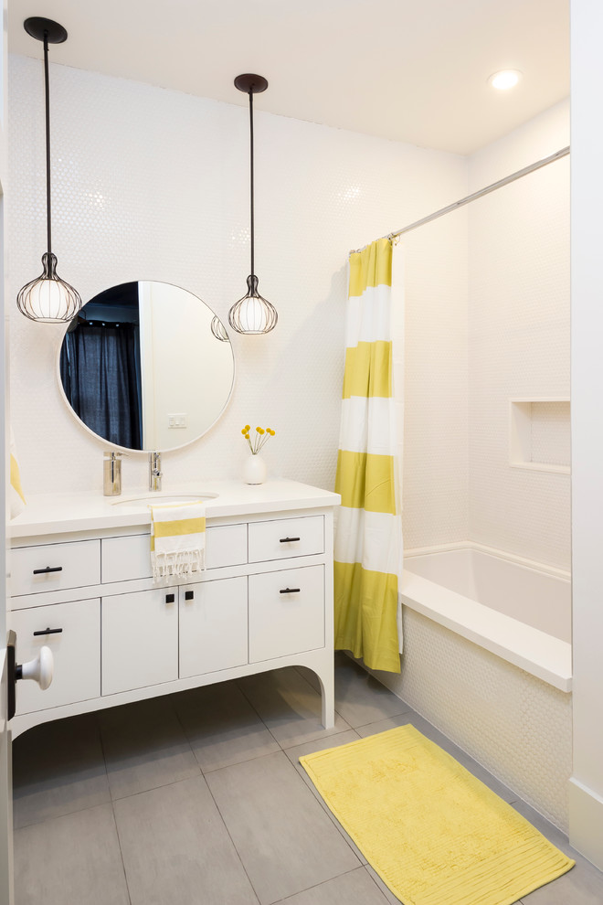 ロサンゼルスにあるトランジショナルスタイルのおしゃれな浴室 (アンダーカウンター洗面器、フラットパネル扉のキャビネット、白いキャビネット、アルコーブ型浴槽、白いタイル、グレーの床) の写真