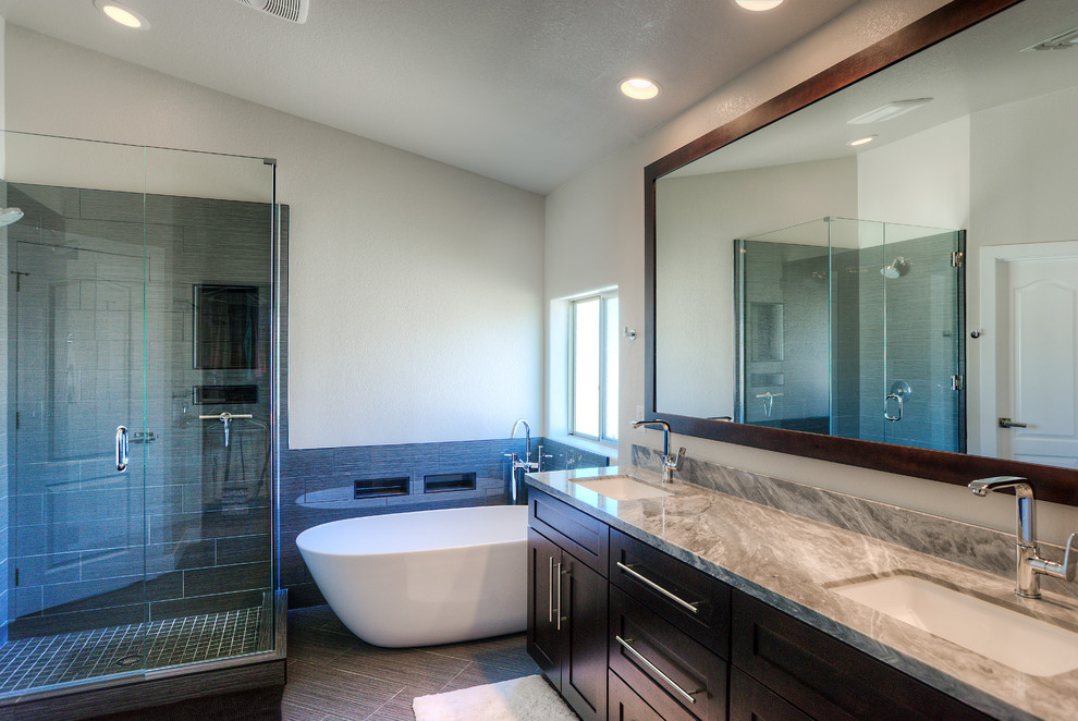 Inspiration för mellanstora klassiska en-suite badrum, med ett nedsänkt handfat, luckor med infälld panel, skåp i mörkt trä, granitbänkskiva, ett fristående badkar, en hörndusch, grå kakel och beige väggar