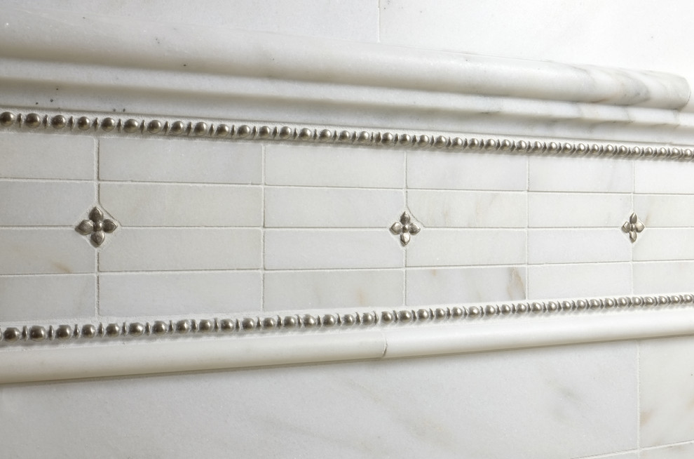 Klassisches Badezimmer mit Metallfliesen in Chicago