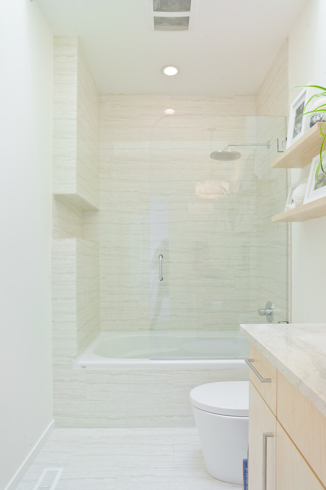 Идея дизайна: ванная комната в современном стиле с ванной в нише, душем над ванной, белой плиткой и плиткой из листового камня