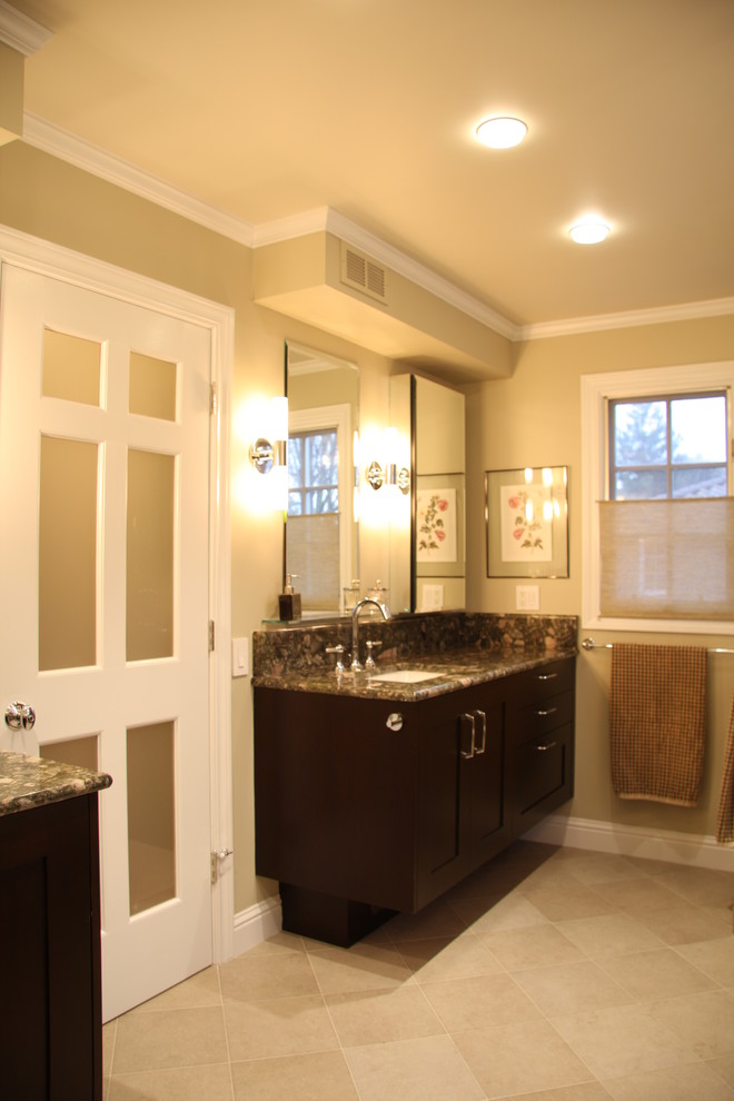 Стильный дизайн: ванная комната в современном стиле с столешницей из гранита - последний тренд
