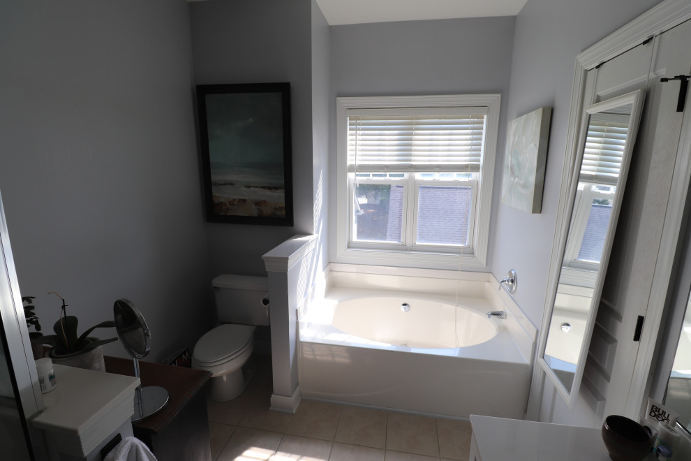 На фото: маленькая главная ванная комната в классическом стиле с синими фасадами, ванной в нише, раздельным унитазом, цементной плиткой, синими стенами, полом из керамической плитки, бежевым полом и открытым душем для на участке и в саду