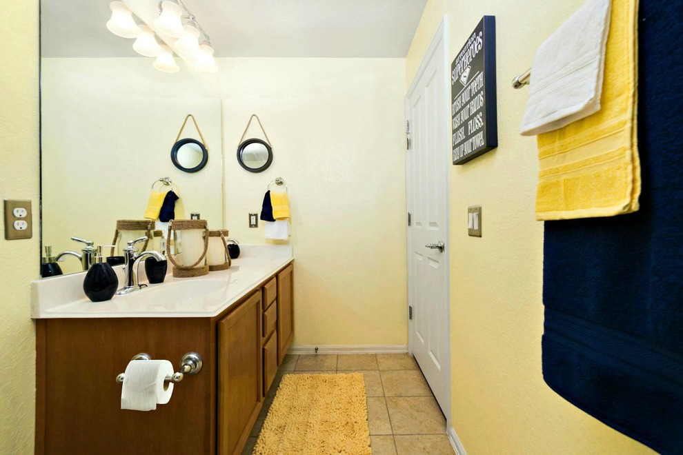 Modelo de cuarto de baño costero pequeño con paredes amarillas