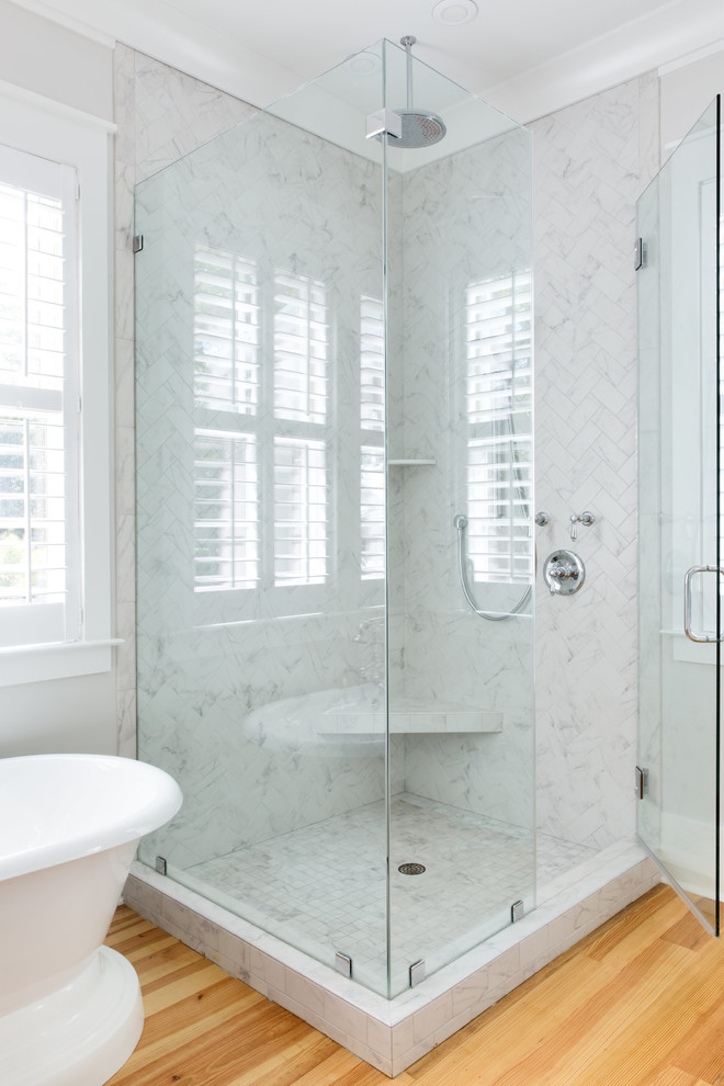Inredning av ett klassiskt mellanstort en-suite badrum, med luckor med infälld panel, vita skåp, ett fristående badkar, en dusch i en alkov, grå kakel, marmorkakel, vita väggar, ljust trägolv, ett undermonterad handfat, marmorbänkskiva, beiget golv och dusch med gångjärnsdörr