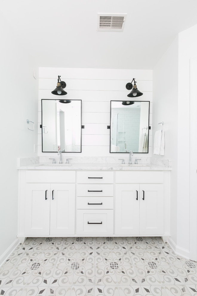 Idéer för ett mellanstort lantligt en-suite badrum, med vita skåp, ett fristående badkar, vit kakel, keramikplattor, vita väggar, cementgolv, ett undermonterad handfat, grått golv och dusch med gångjärnsdörr