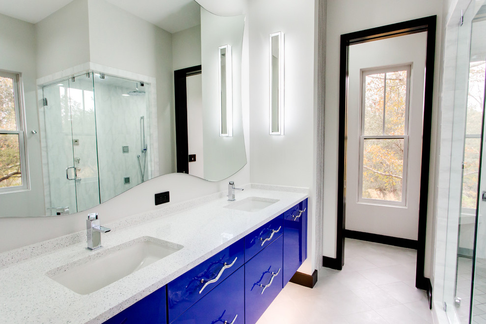 Imagen de cuarto de baño contemporáneo con armarios con paneles lisos, puertas de armario azules y ducha esquinera