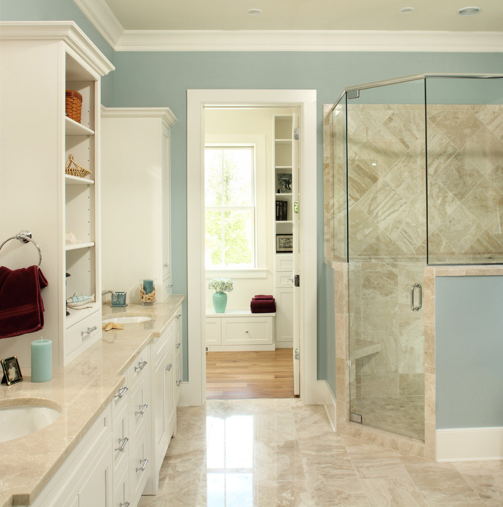 Пример оригинального дизайна: большая главная ванная комната в морском стиле с фасадами в стиле шейкер, белыми фасадами, мраморной столешницей, угловым душем, синими стенами, мраморным полом, врезной раковиной, бежевым полом и душем с распашными дверями