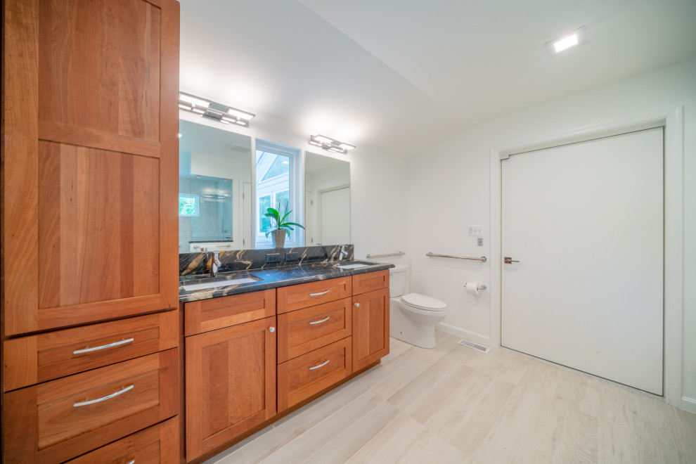 На фото: главная ванная комната среднего размера с открытым душем, белой плиткой, белыми стенами, полом из керамической плитки, белым полом и тумбой под две раковины