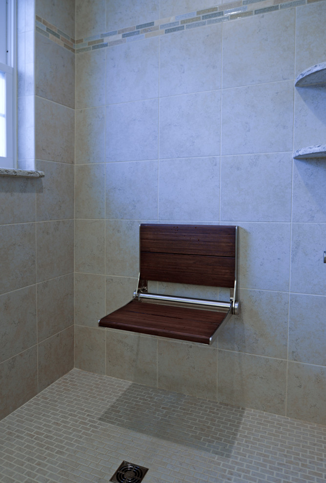 Diseño de cuarto de baño tradicional pequeño con puertas de armario de madera oscura, ducha abierta, encimera de granito y ducha con puerta corredera
