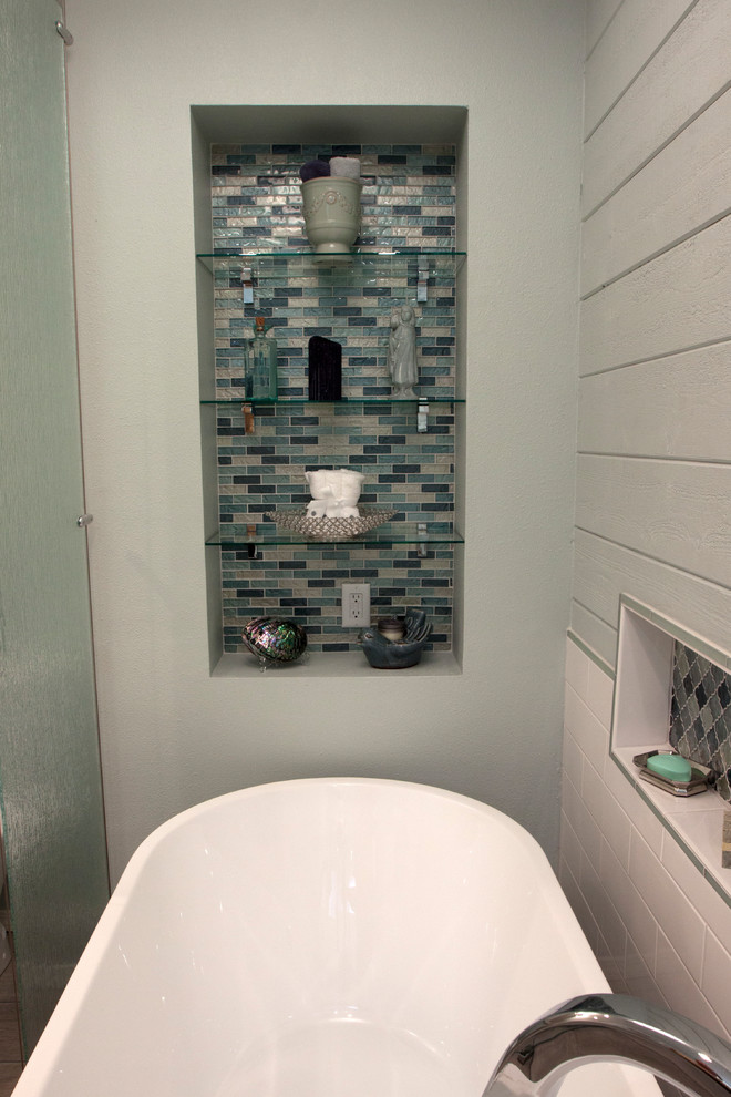 Cette photo montre une salle de bain principale tendance de taille moyenne avec un placard avec porte à panneau encastré, des portes de placard grises, une baignoire indépendante, une douche ouverte, WC séparés, un carrelage blanc, des carreaux de céramique, un mur bleu, un sol en carrelage de céramique, un lavabo encastré, un plan de toilette en granite, un sol marron, une cabine de douche à porte battante et un plan de toilette blanc.