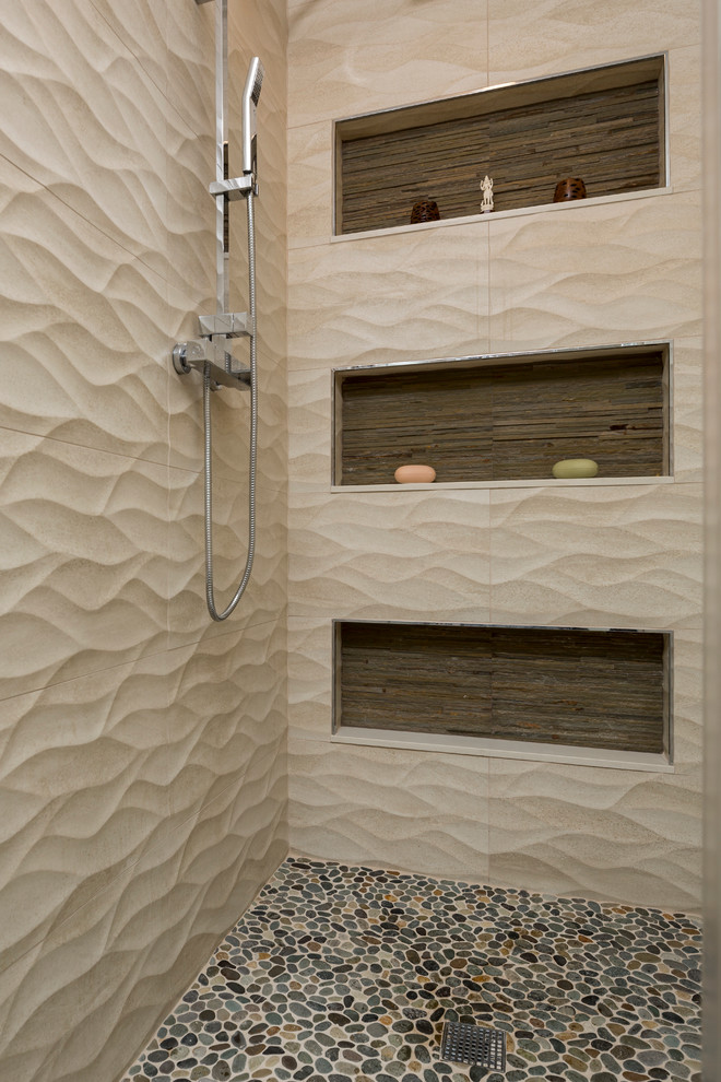 Esempio di una stanza da bagno classica con ante lisce, ante in legno chiaro, vasca freestanding, doccia alcova, pareti beige, lavabo integrato e pavimento con piastrelle di ciottoli