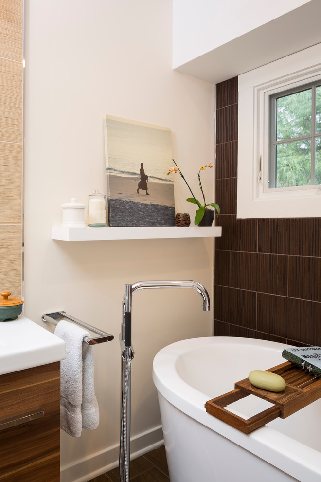 Идея дизайна: ванная комната в стиле неоклассика (современная классика) с плоскими фасадами, светлыми деревянными фасадами, отдельно стоящей ванной, бежевыми стенами и монолитной раковиной
