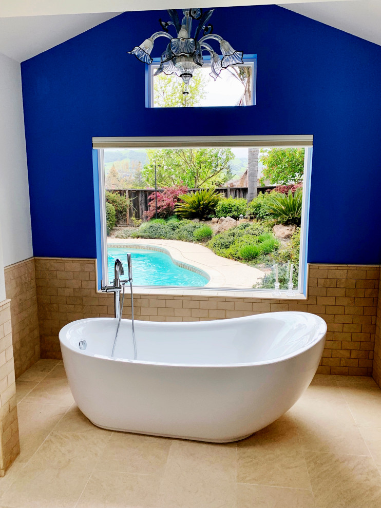 Идея дизайна: большая главная ванная комната в морском стиле с отдельно стоящей ванной, синими стенами, полом из керамогранита и коричневым полом