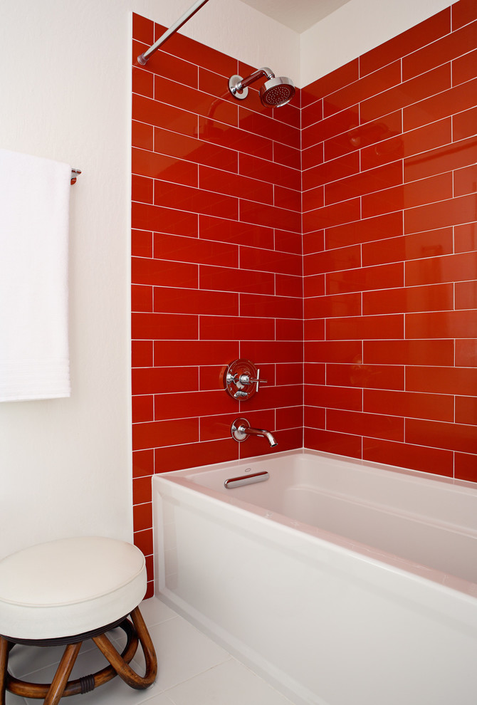 Imagen de cuarto de baño contemporáneo con armarios con paneles empotrados, puertas de armario de madera clara, encimera de cuarzo compacto, combinación de ducha y bañera y baldosas y/o azulejos rojos