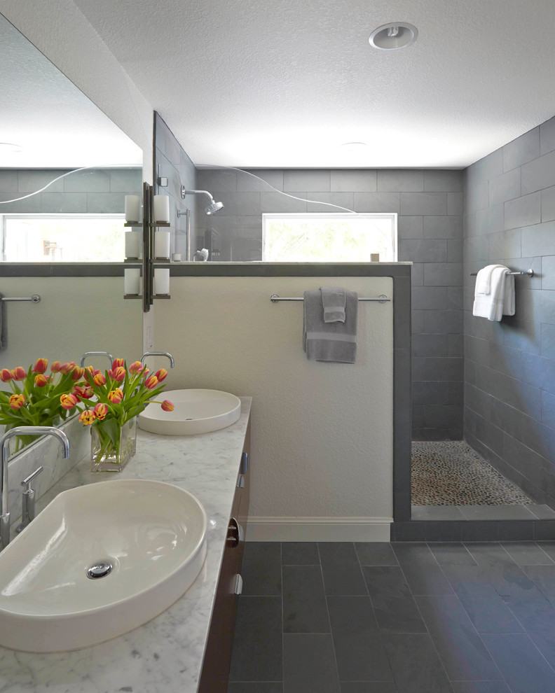 Idéer för mellanstora funkis en-suite badrum, med ett nedsänkt handfat, släta luckor, skåp i mörkt trä, en dusch i en alkov, grå kakel, stenhäll och vita väggar