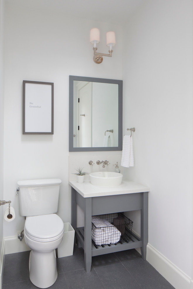 Стильный дизайн: ванная комната среднего размера в современном стиле с открытыми фасадами, серыми фасадами, душем в нише, плиткой мозаикой, серыми стенами, полом из известняка, душевой кабиной, врезной раковиной, столешницей из искусственного кварца и унитазом-моноблоком - последний тренд