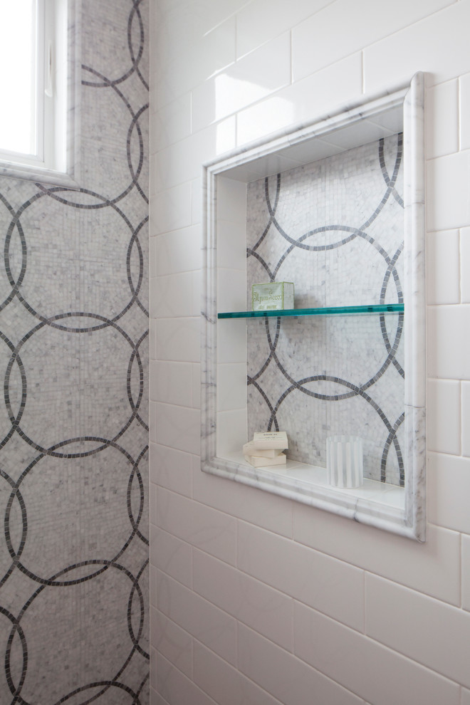 Exemple d'une douche en alcôve tendance de taille moyenne avec un placard à porte shaker, des portes de placard grises, un carrelage gris, mosaïque, un mur gris, un sol en calcaire, une vasque et un plan de toilette en quartz modifié.