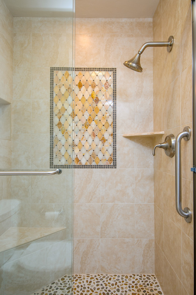 Exempel på ett mellanstort klassiskt badrum, med ett undermonterad handfat, luckor med upphöjd panel, vita skåp, granitbänkskiva, en öppen dusch, en toalettstol med separat cisternkåpa, beige kakel, porslinskakel, beige väggar och klinkergolv i porslin