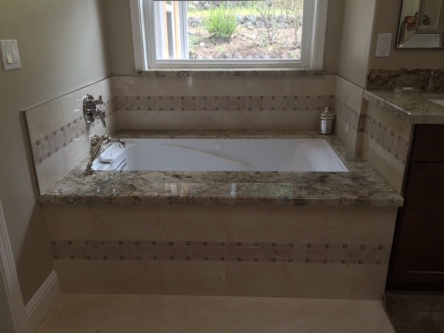 Cette photo montre une salle de bain principale tendance en bois foncé avec une douche ouverte, un carrelage beige, un mur beige et un plan de toilette en granite.