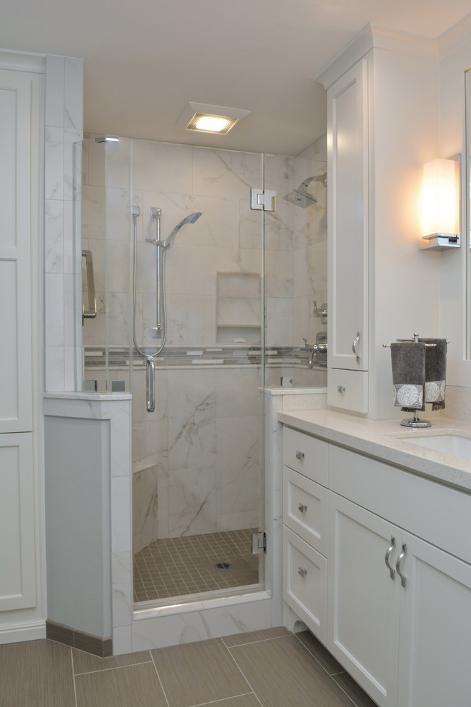 Klassisk inredning av ett en-suite badrum, med vita skåp, en dusch i en alkov, vit kakel, bänkskiva i kvartsit, gröna väggar, ett undermonterad handfat, keramikplattor, skåp i shakerstil, klinkergolv i keramik och en toalettstol med hel cisternkåpa