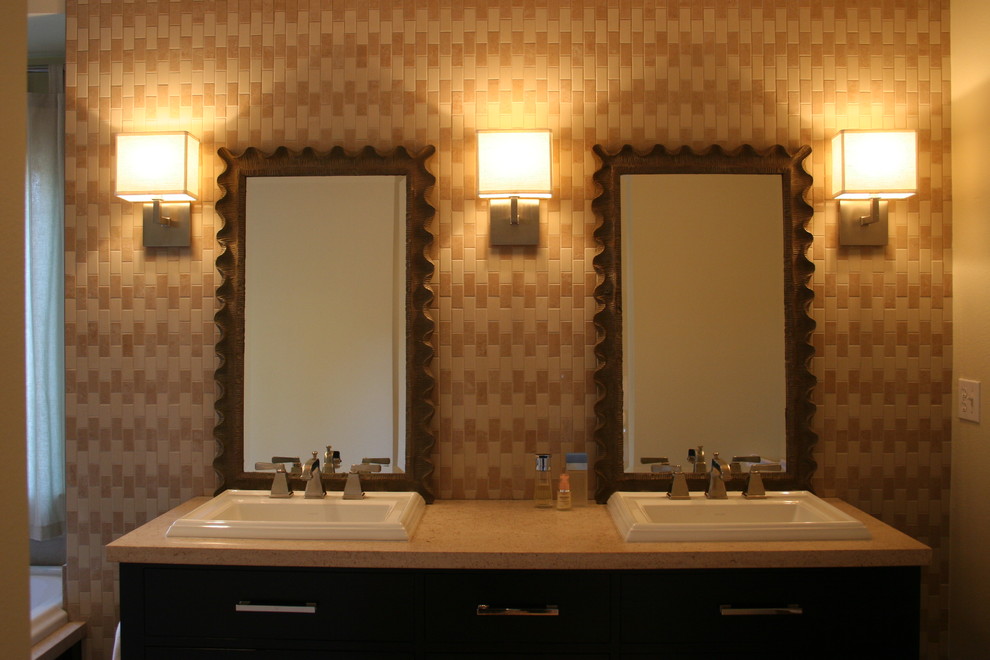 Großes Modernes Badezimmer En Suite mit Einbauwaschbecken, flächenbündigen Schrankfronten, dunklen Holzschränken, Granit-Waschbecken/Waschtisch, Eckdusche, beigen Fliesen, Keramikfliesen und beiger Wandfarbe in San Francisco