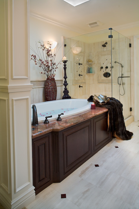 Источник вдохновения для домашнего уюта: главная ванная комната среднего размера в классическом стиле с темными деревянными фасадами, накладной ванной и столешницей из гранита