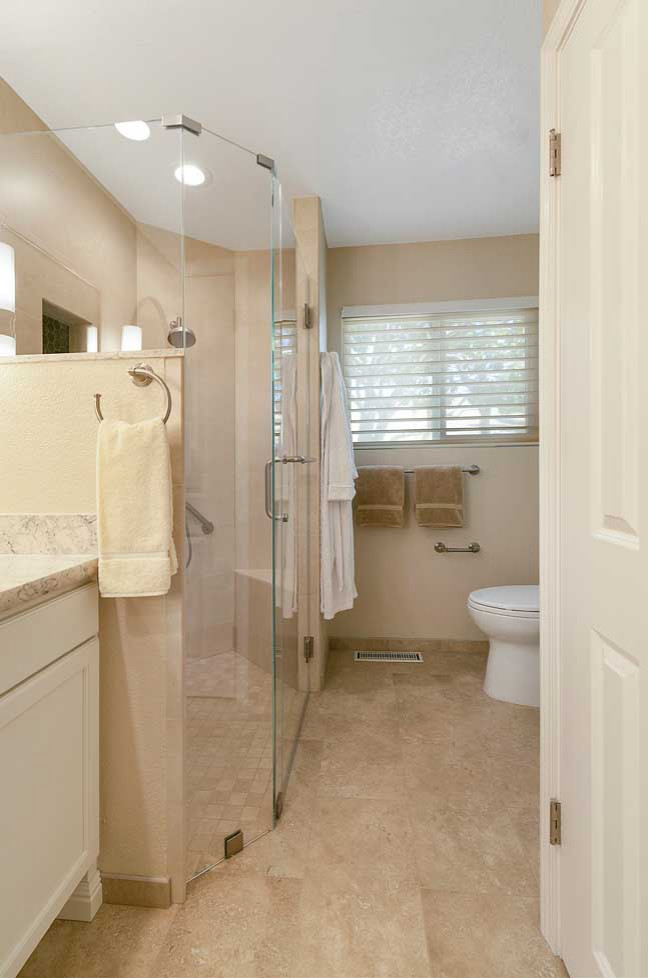 Idéer för ett stort klassiskt beige en-suite badrum, med luckor med infälld panel, vita skåp, en dusch i en alkov, en toalettstol med separat cisternkåpa, beige kakel, porslinskakel, beige väggar, klinkergolv i porslin, ett undermonterad handfat, bänkskiva i kvarts, beiget golv och dusch med gångjärnsdörr