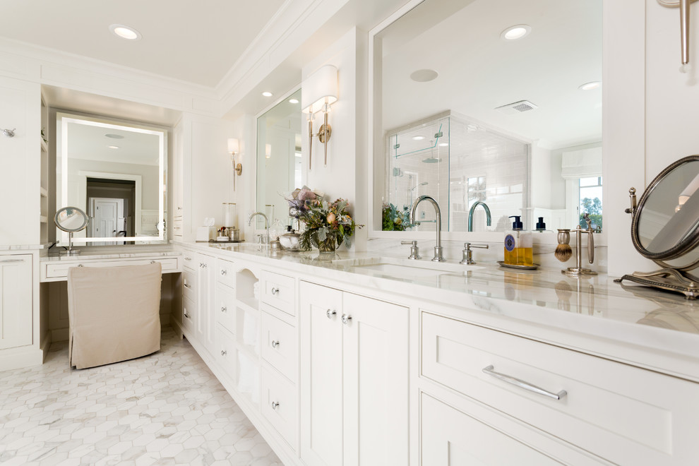 Immagine di una stanza da bagno padronale chic di medie dimensioni con ante in stile shaker, ante bianche, piastrelle bianche, pareti bianche, pavimento in marmo, lavabo sottopiano, pavimento bianco, top bianco e top in marmo