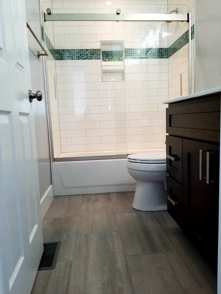 На фото: маленькая ванная комната в стиле модернизм с плоскими фасадами, темными деревянными фасадами, накладной ванной, душем над ванной, унитазом-моноблоком, серыми стенами, полом из керамической плитки, душевой кабиной, раковиной с пьедесталом, столешницей из искусственного кварца, серым полом, душем с раздвижными дверями и белой столешницей для на участке и в саду