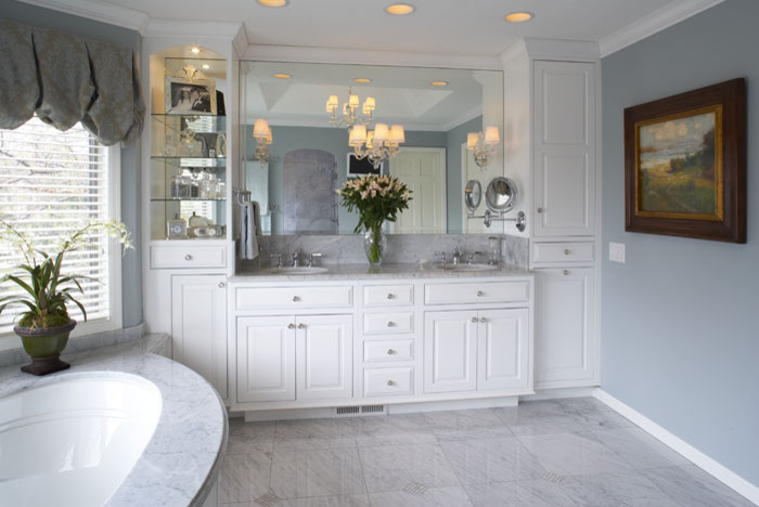 Стильный дизайн: большая главная ванная комната в классическом стиле с фасадами с выступающей филенкой, белыми фасадами, полновстраиваемой ванной, серой плиткой, белой плиткой, плиткой из листового камня, синими стенами, мраморным полом, врезной раковиной и мраморной столешницей - последний тренд