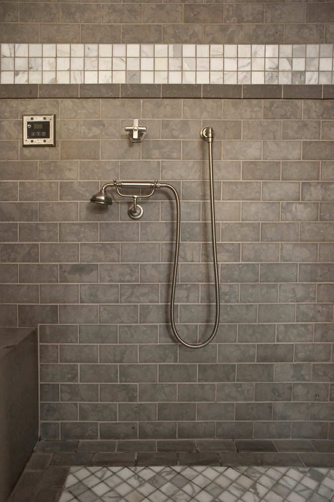 Ejemplo de cuarto de baño marinero de tamaño medio con ducha empotrada