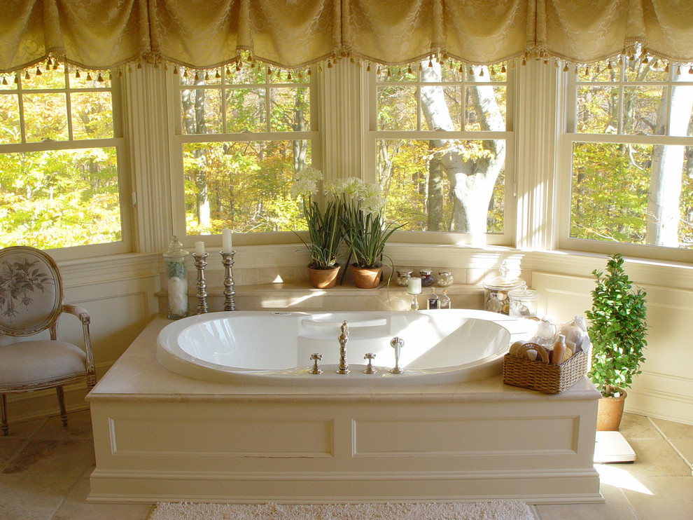 Inspiration pour une salle de bain principale traditionnelle avec un placard en trompe-l'oeil, des portes de placard blanches, un plan de toilette en marbre, une baignoire indépendante, un carrelage beige, un carrelage de pierre, un mur blanc et un sol en marbre.