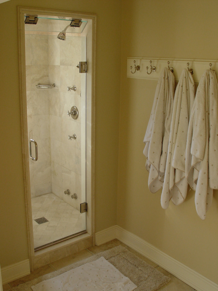 Idee per una stanza da bagno padronale tradizionale con doccia ad angolo, piastrelle beige, pareti beige e pavimento in marmo