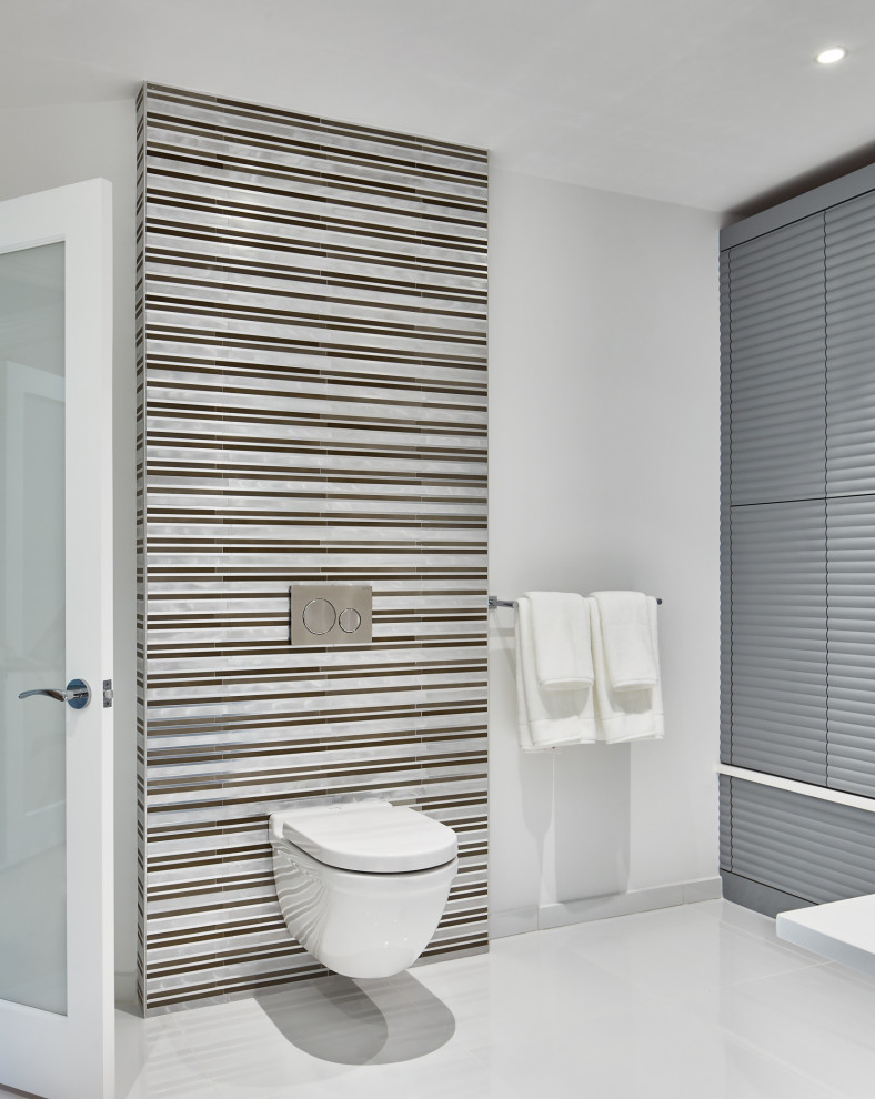 Foto på ett stort funkis en-suite badrum, med en vägghängd toalettstol, kakel i metall, grå väggar, klinkergolv i porslin och vitt golv