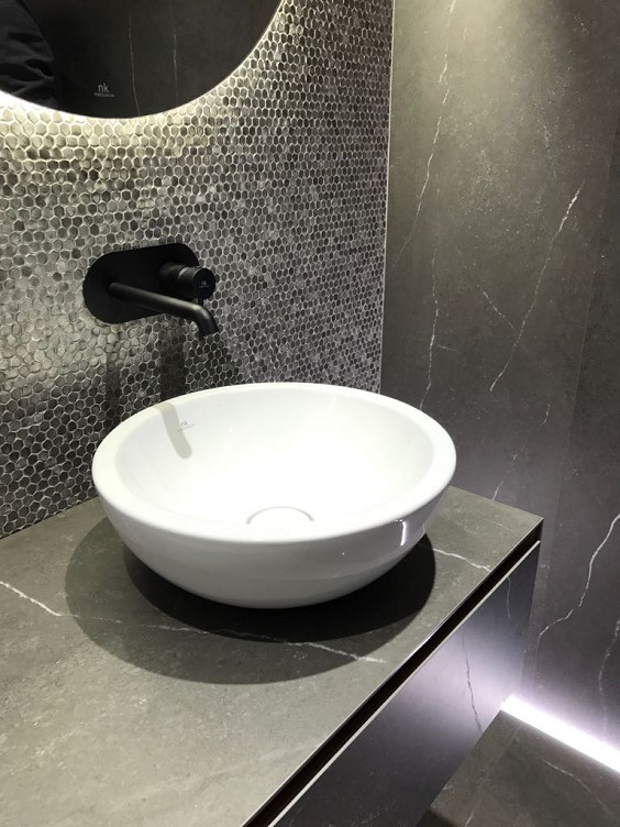 Modelo de cuarto de baño actual con baldosas y/o azulejos en mosaico, suelo de baldosas de porcelana y aseo y ducha