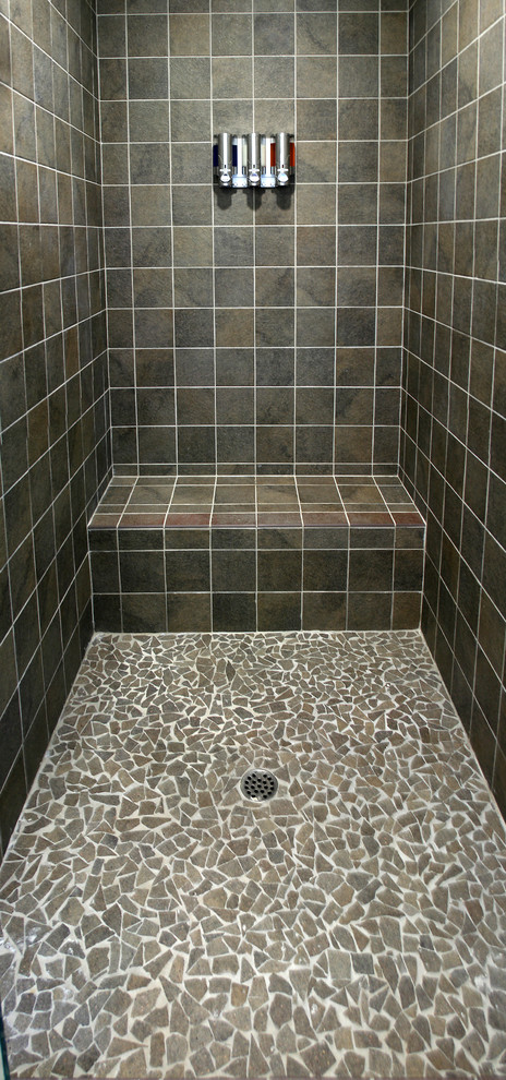 Ejemplo de cuarto de baño infantil bohemio de tamaño medio con baldosas y/o azulejos grises, baldosas y/o azulejos de cerámica, paredes grises y suelo con mosaicos de baldosas