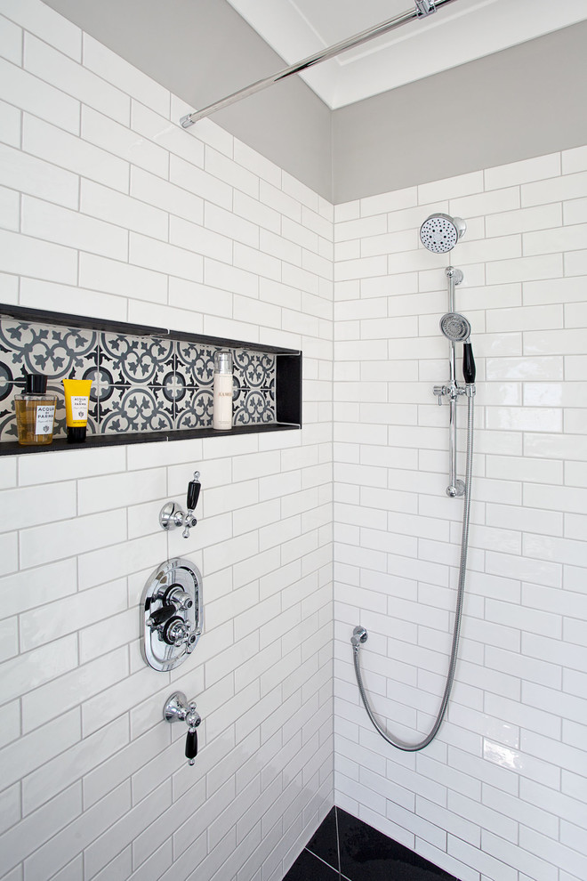 Inredning av ett modernt mellanstort badrum, med skåp i shakerstil, grå skåp, ett fristående badkar, våtrum, en toalettstol med hel cisternkåpa, vit kakel, tunnelbanekakel, grå väggar, cementgolv, ett nedsänkt handfat, marmorbänkskiva, flerfärgat golv och med dusch som är öppen