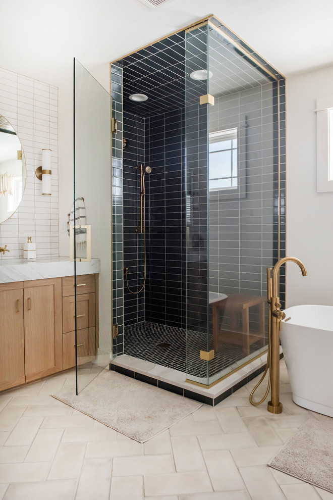 Foto på ett stort vintage vit en-suite badrum, med skåp i ljust trä, ett fristående badkar, en hörndusch, grön kakel, keramikplattor, vita väggar, klinkergolv i keramik, beiget golv och dusch med gångjärnsdörr