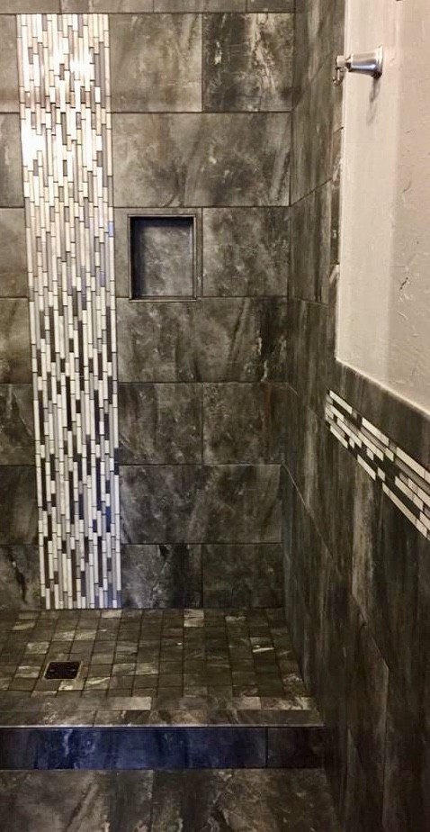Пример оригинального дизайна: ванная комната в современном стиле с черной плиткой, удлиненной плиткой, черными стенами, полом из известняка и черным полом