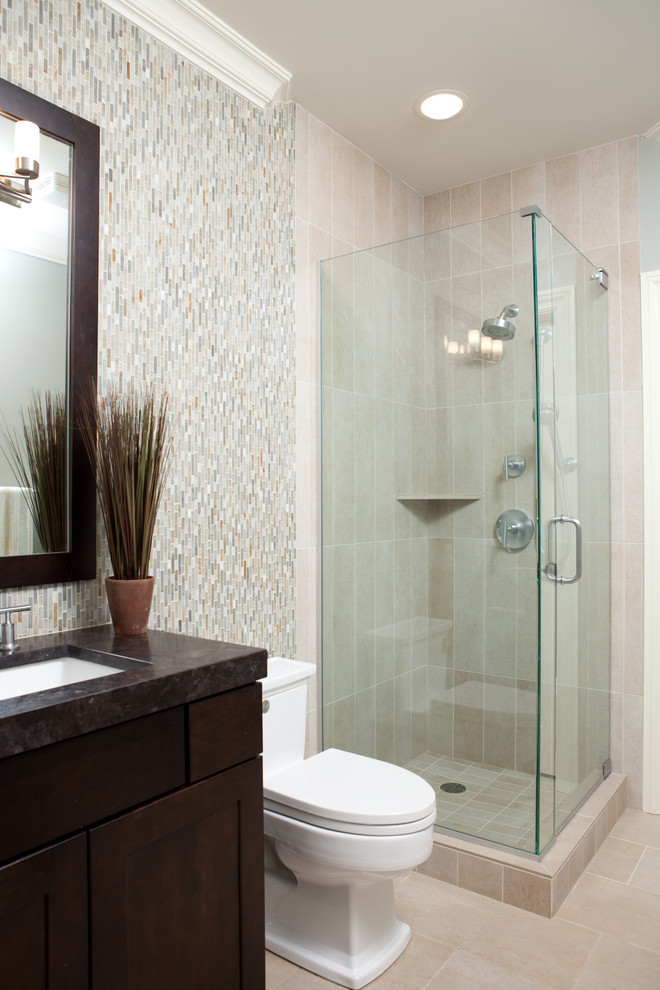 Пример оригинального дизайна: большая главная ванная комната в стиле модернизм с накладной раковиной, темными деревянными фасадами, угловым душем, разноцветной плиткой, фасадами в стиле шейкер, унитазом-моноблоком, плиткой из листового стекла, серыми стенами, полом из керамогранита, столешницей из искусственного камня, бежевым полом и душем с распашными дверями