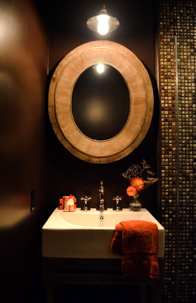 На фото: маленькая ванная комната в средиземноморском стиле с открытыми фасадами, фасадами цвета дерева среднего тона, угловым душем, раздельным унитазом, разноцветной плиткой, керамической плиткой, коричневыми стенами, полом из керамогранита, душевой кабиной, настольной раковиной, бежевым полом и душем с распашными дверями для на участке и в саду