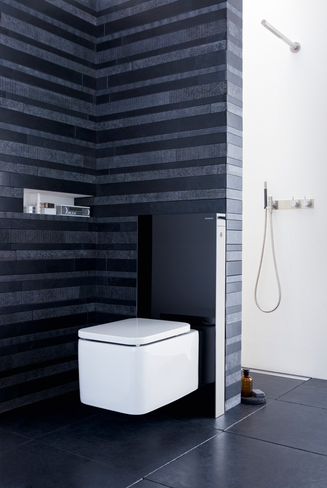 На фото: маленькая главная ванная комната в стиле модернизм с душем без бортиков, инсталляцией, черной плиткой, керамической плиткой, черными стенами и полом из керамической плитки для на участке и в саду с