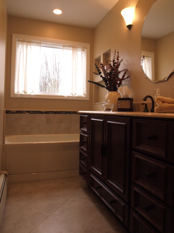 Exempel på ett litet klassiskt beige beige en-suite badrum, med luckor med profilerade fronter, skåp i mörkt trä, ett platsbyggt badkar, en hörndusch, en toalettstol med separat cisternkåpa, beige kakel, mosaik, beige väggar, klinkergolv i keramik, ett undermonterad handfat och dusch med gångjärnsdörr