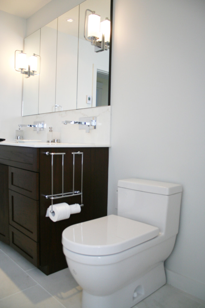 Modelo de cuarto de baño principal moderno de tamaño medio con armarios estilo shaker, puertas de armario de madera en tonos medios, encimera de mármol, baldosas y/o azulejos grises, baldosas y/o azulejos de porcelana, ducha empotrada y suelo de baldosas de porcelana