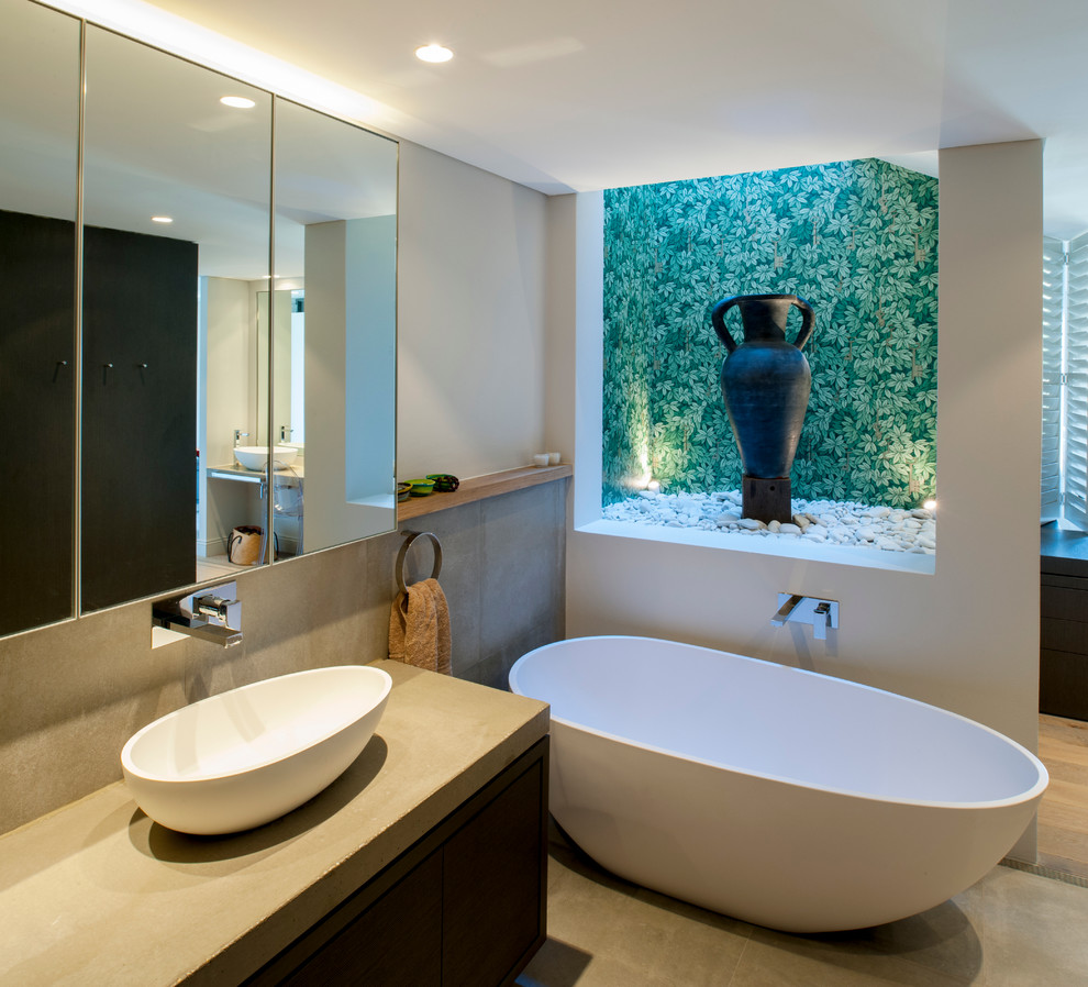 シドニーにあるコンテンポラリースタイルのおしゃれな浴室 (ベッセル式洗面器、置き型浴槽) の写真