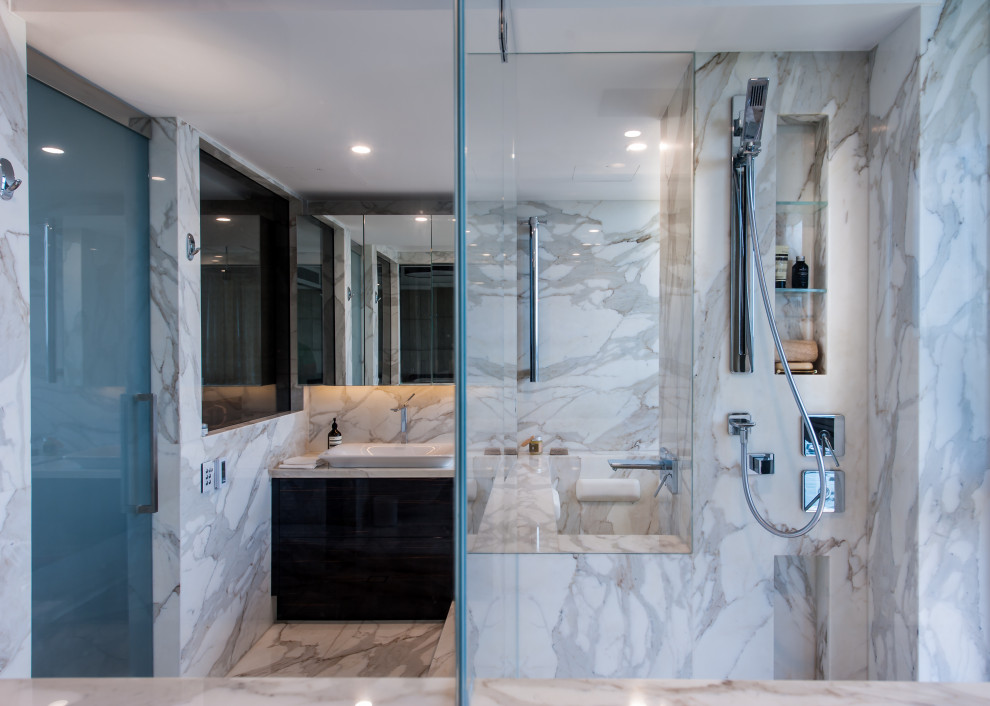Idéer för att renovera ett mellanstort funkis vit vitt en-suite badrum, med möbel-liknande, skåp i mörkt trä, våtrum, en vägghängd toalettstol, vit kakel, marmorkakel, flerfärgade väggar, marmorgolv, ett fristående handfat, marmorbänkskiva, flerfärgat golv och med dusch som är öppen