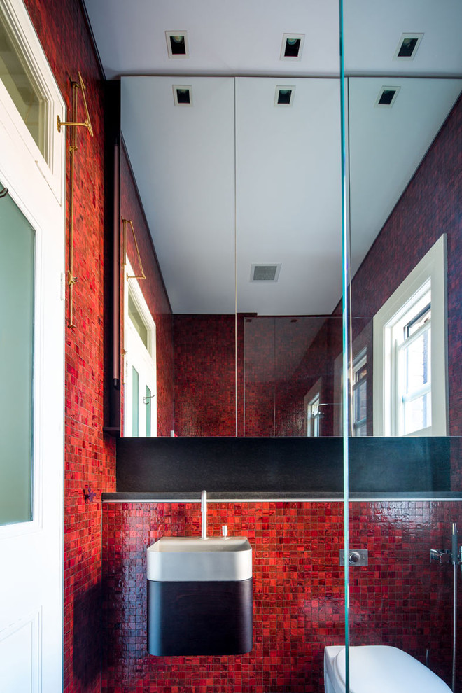 Mittelgroßes Modernes Duschbad mit Wandwaschbecken, flächenbündigen Schrankfronten, Kalkstein-Waschbecken/Waschtisch, offener Dusche, Wandtoilette, roten Fliesen, Mosaikfliesen, weißer Wandfarbe und Porzellan-Bodenfliesen in Sydney