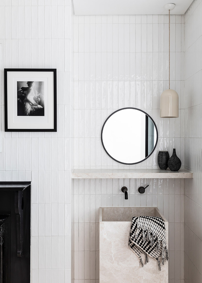 Modernes Badezimmer mit weißen Fliesen, weißer Wandfarbe und Sockelwaschbecken in Sydney