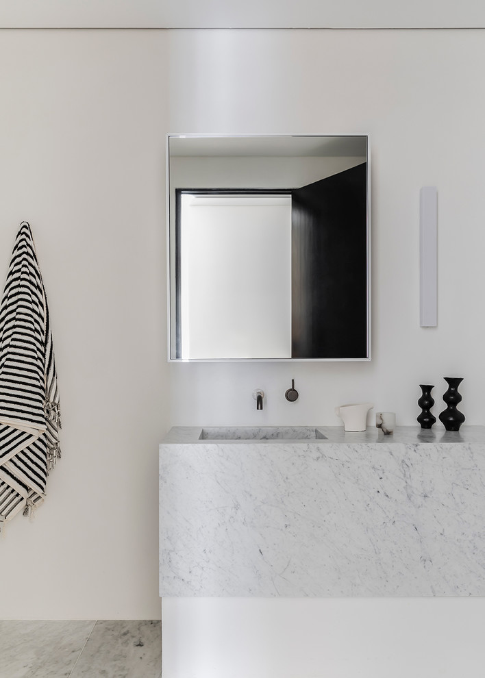 Modernes Badezimmer mit flächenbündigen Schrankfronten, weißen Schränken, weißer Wandfarbe, integriertem Waschbecken, Marmor-Waschbecken/Waschtisch und weißer Waschtischplatte in Sydney