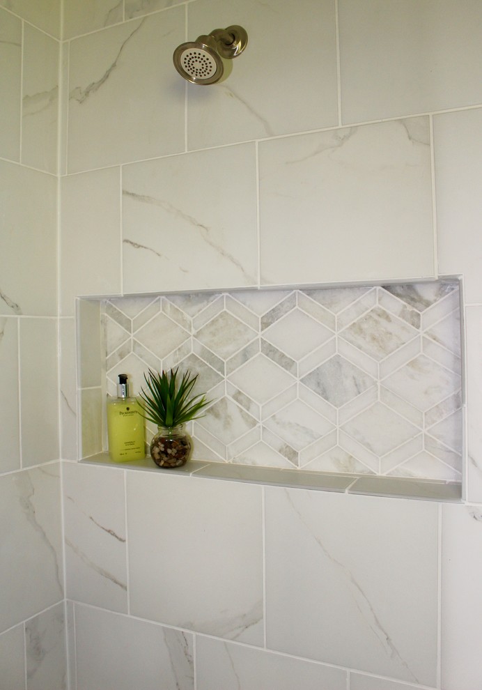 Inredning av ett eklektiskt mellanstort en-suite badrum, med ett undermonterad handfat, luckor med infälld panel, vita skåp, granitbänkskiva, en dusch i en alkov, vit kakel, porslinskakel, grå väggar och klinkergolv i porslin